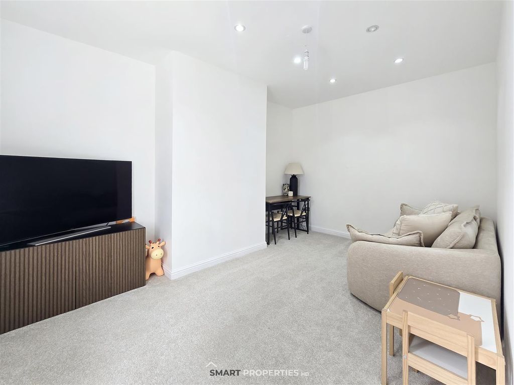 Property photo 3 of 18 Living Room