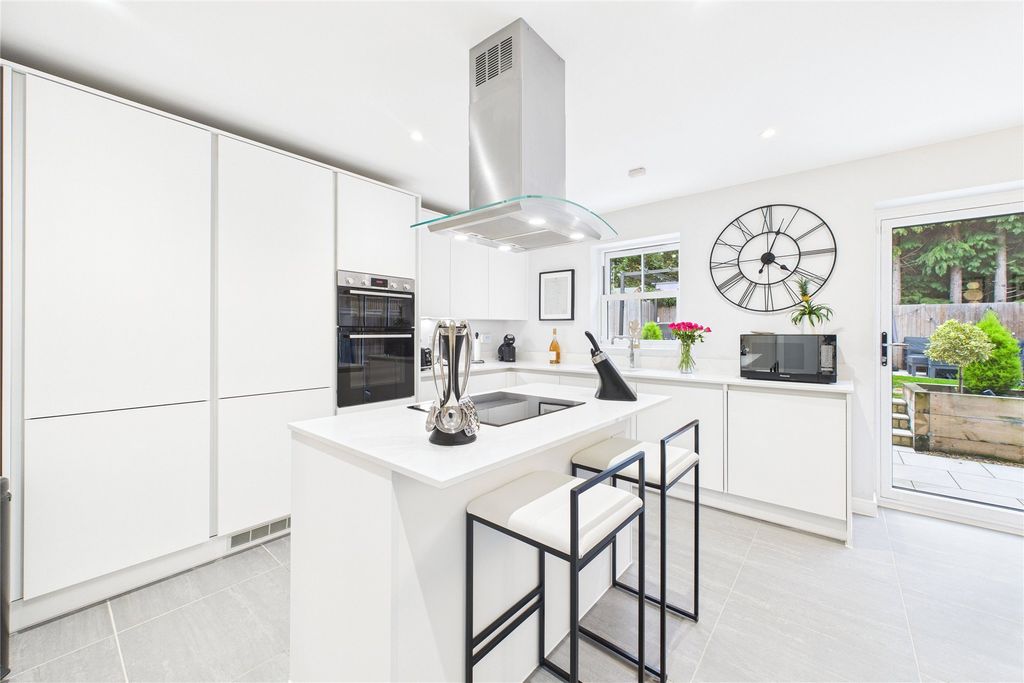 Property photo 3 of 16 Picture No. 11