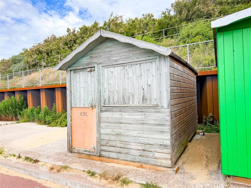 Property photo 1 of 10 Beach Hut