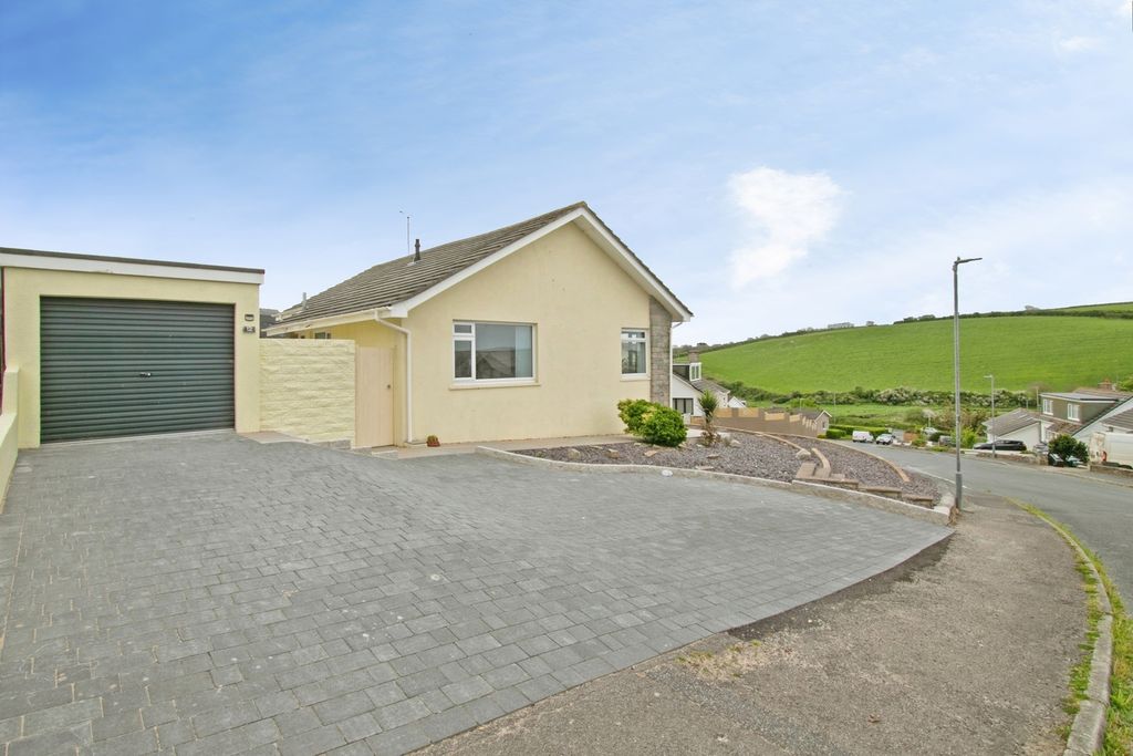 Property photo 2 of 47 Side Garage &amp;Parking