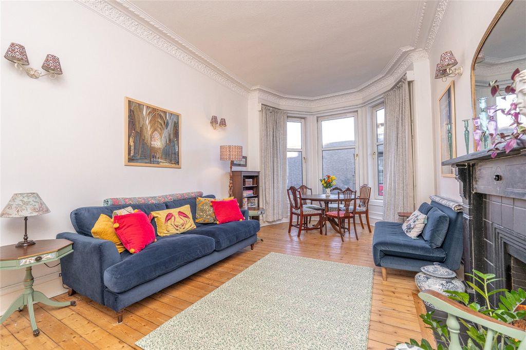 Property photo 3 of 26 Lounge Alt