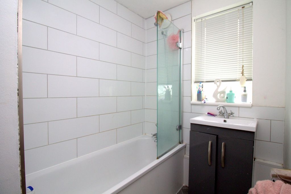 Property photo 3 of 10 Bathroom
