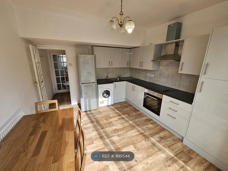 Property photo 2 of 11 Kitchen