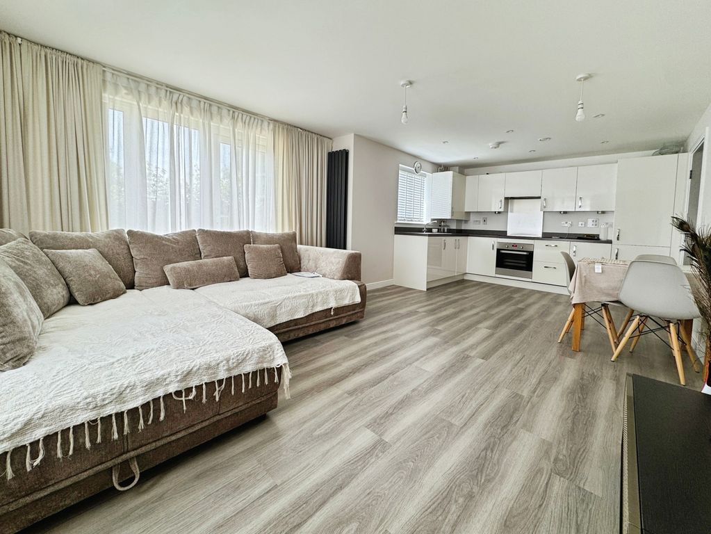 2 bed flat for saleEllwood Fields, Binfield, Bracknell RG42 photo 5