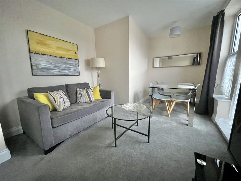 Property photo 2 of 14 Lounge