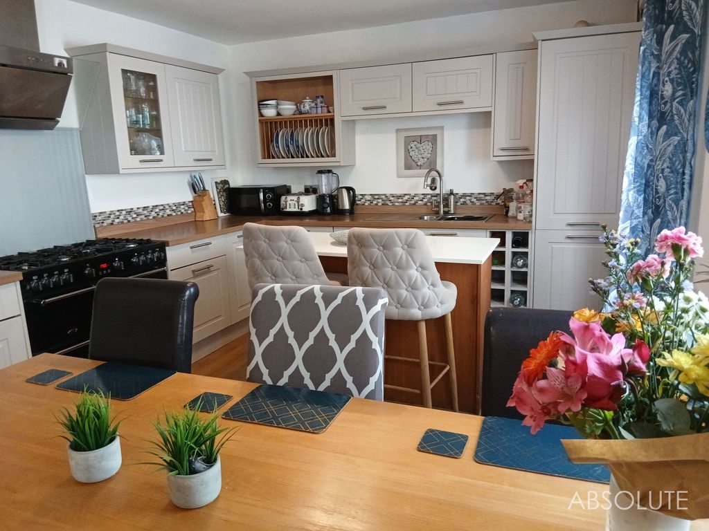 Property photo 3 of 17 Kitchen