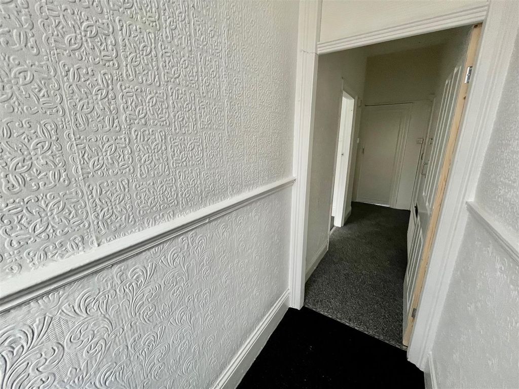 Property photo 1 of 7 Hallway