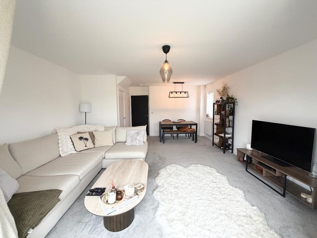 Property photo 3 of 17 Lounge