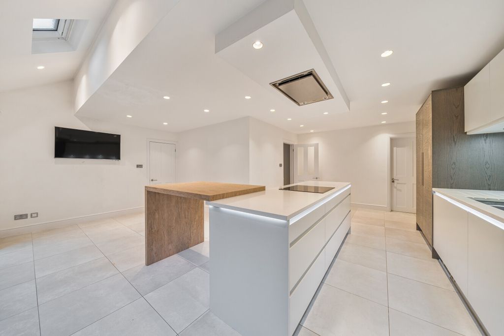 Property photo 2 of 25 1536676-12-6Ad8A5...