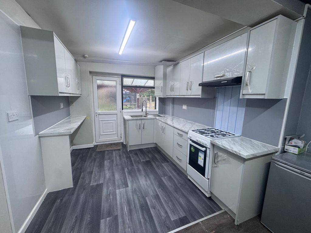 Property photo 3 of 10 Kitchen