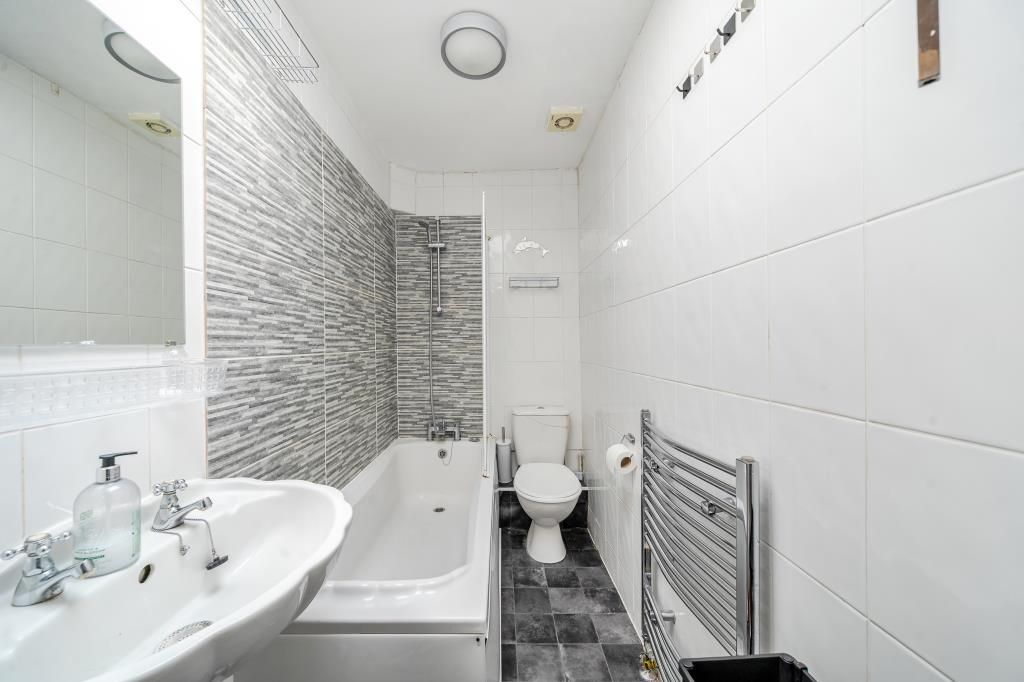 Property photo 3 of 19 Bathroom