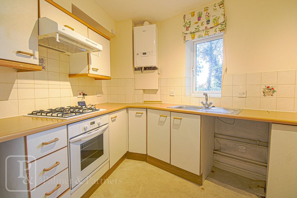 Property photo 3 of 7 Kitchen