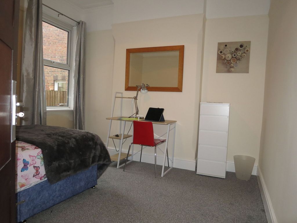 Property photo 3 of 27 Bright, Neatly Presented Bedroom With A Study Desk...