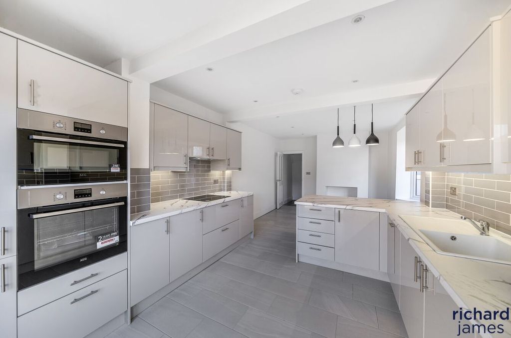 Property photo 2 of 16 E9Db9d9Eef924A15A2Debde7A46579E8