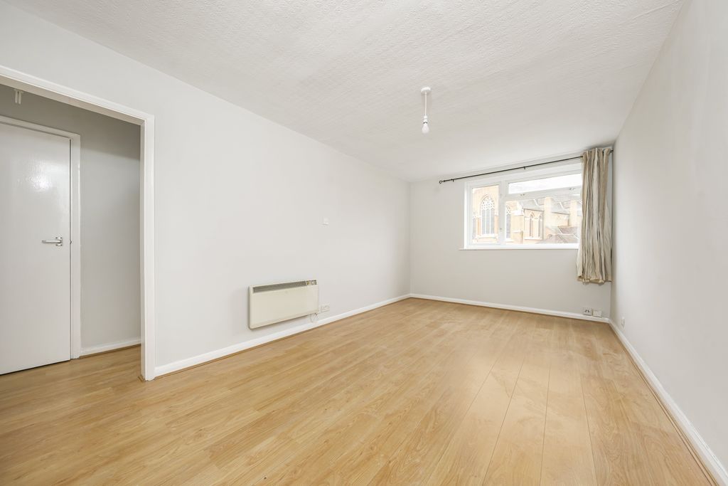 Property photo 3 of 8 Image00011