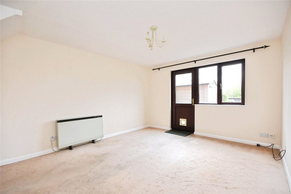 Property photo 3 of 11 Lounge