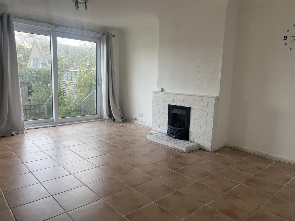 Property photo 2 of 11 Living Room