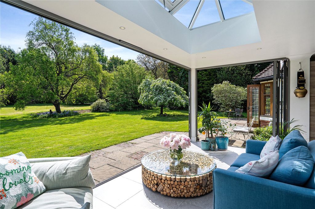 Property photo 3 of 42 House. Partnership