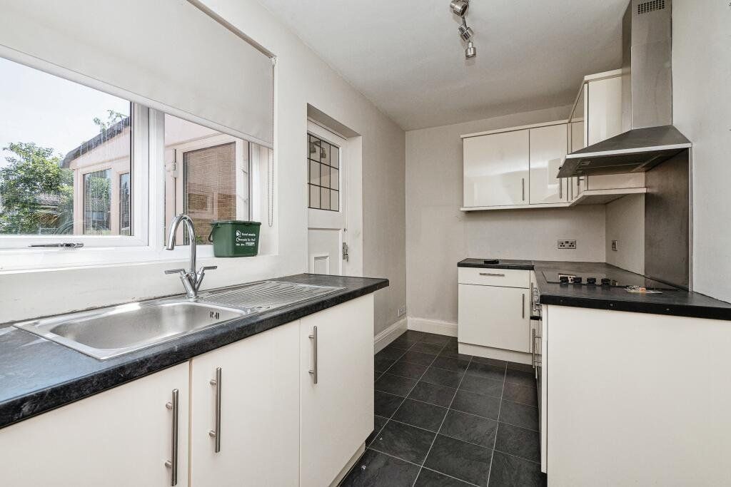 Property photo 3 of 8 Kitchen