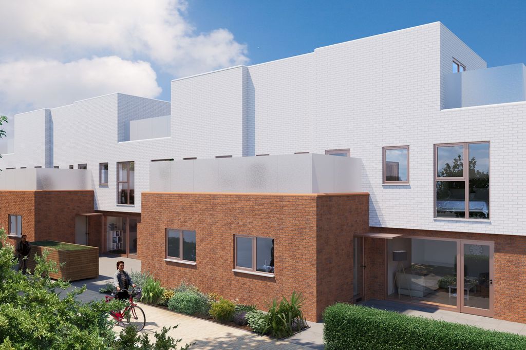 Property photo 1 of 11 Land And Garages Rear Of 10 Chingford Mount Road, London E4 9Ab