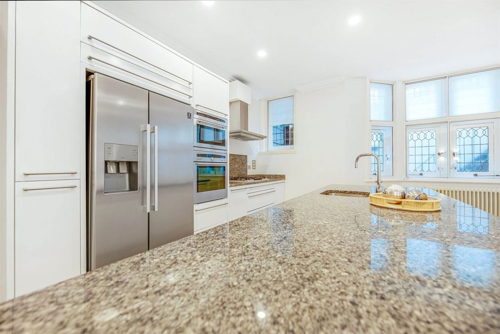 Property photo 3 of 10 Kitchen