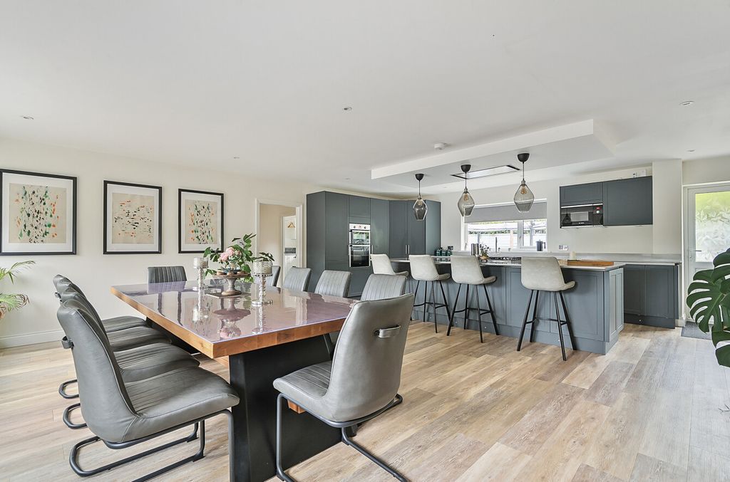 Property photo 3 of 34 1328474-25-688271...