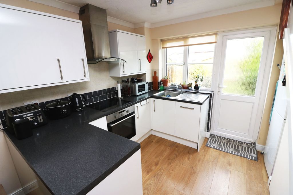 Property photo 3 of 6 Kitchen