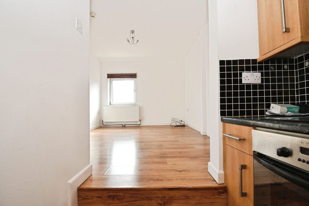 Property photo 3 of 8 Pbox-Img.Jpg