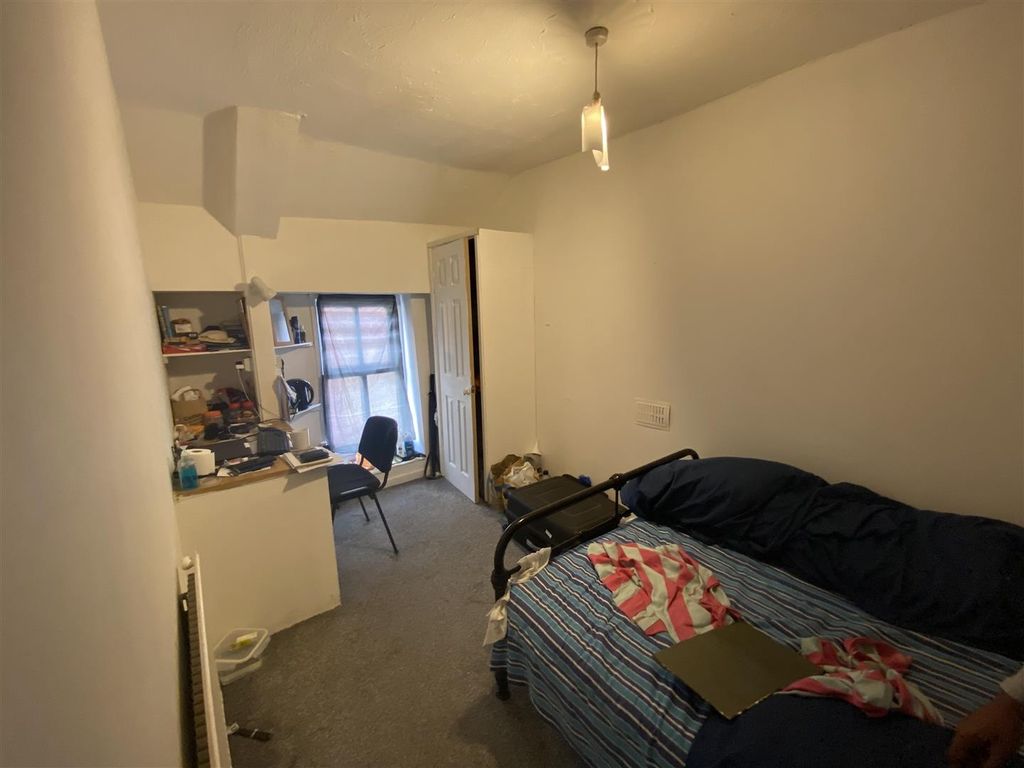Property photo 1 of 4 Spacious Bedroom With A Dedicated Study Area....