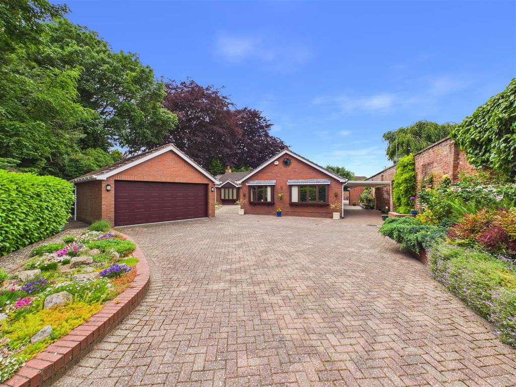 Property photo 1 of 38 Lodge Close - Main