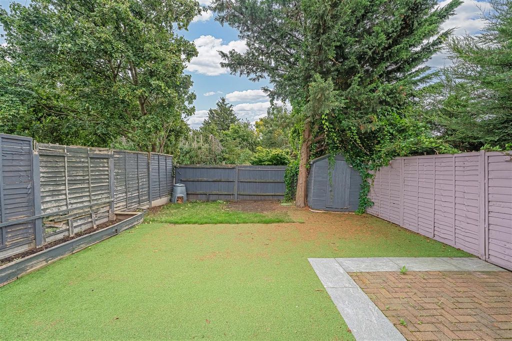 Property photo 3 of 25 8 Crofters Close, Isleworth Tw7 7Ph-Low Res-13.Jpg