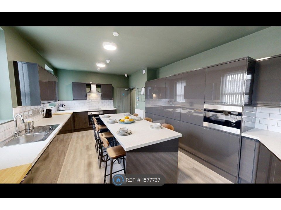 Property photo 1 of 34 Huge Kitchen