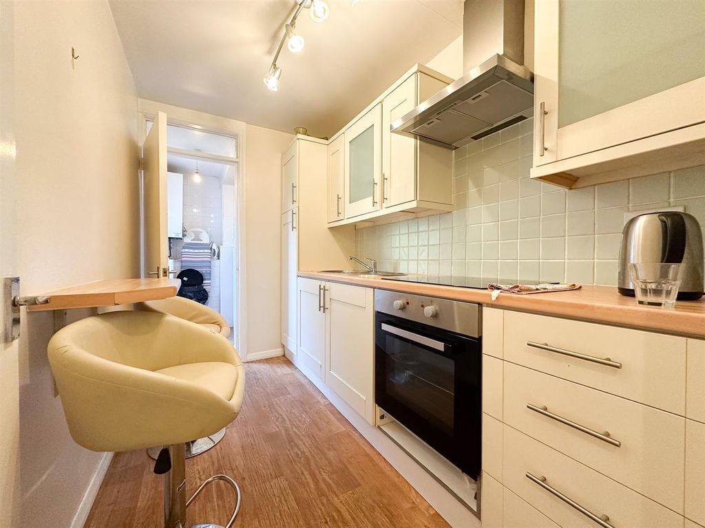 Property photo 3 of 6 Kitchen