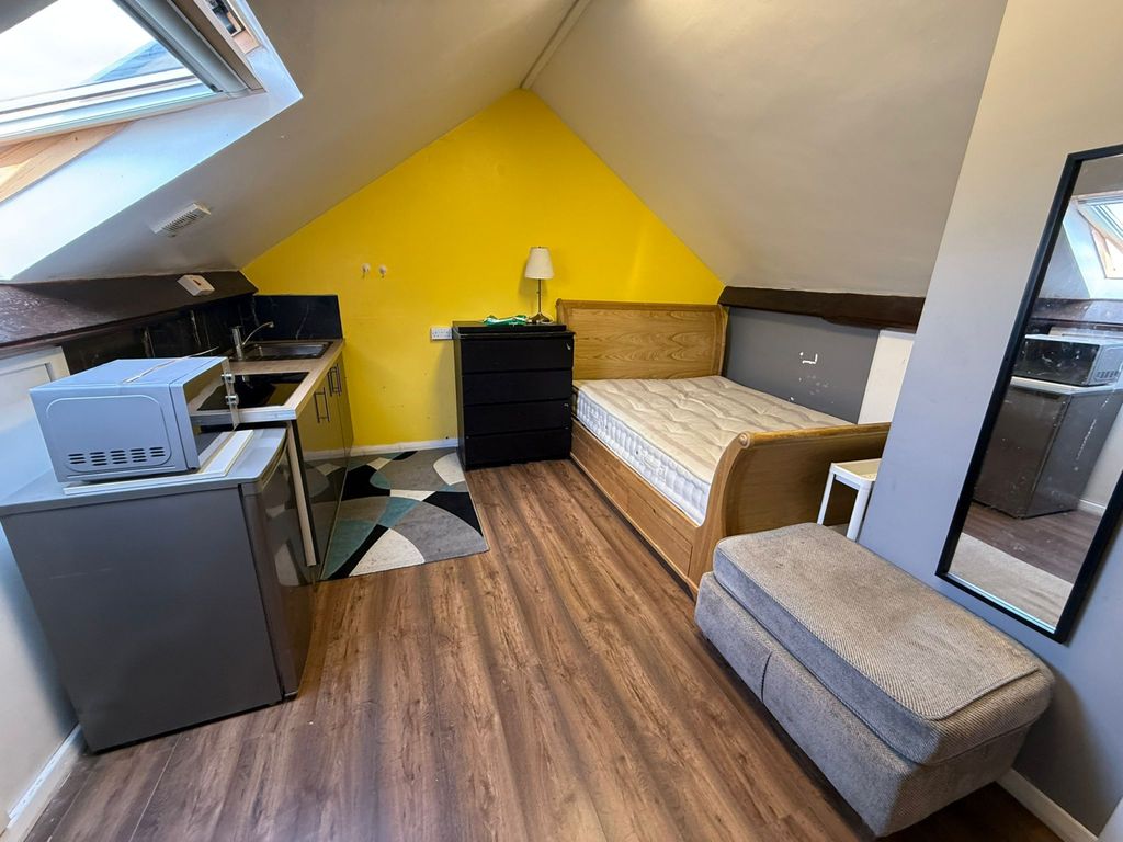 Property photo 1 of 3 Double Room For Rent