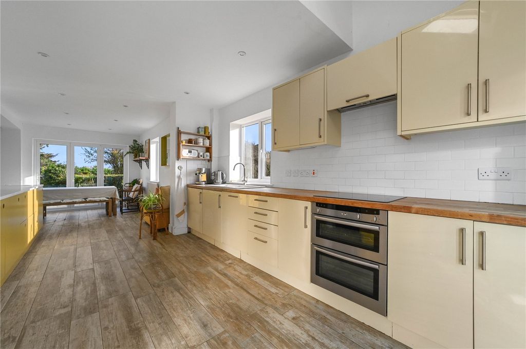 Property photo 2 of 32 Picture No. 11