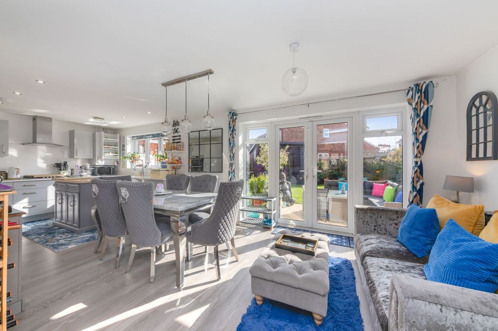 Property photo 2 of 32