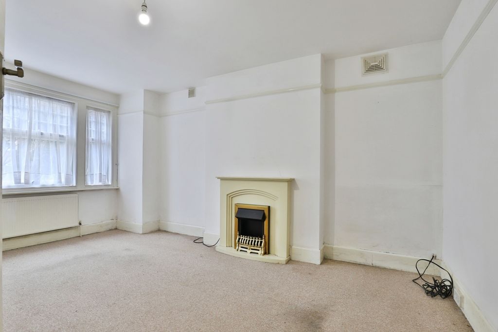 Property photo 3 of 15 Lounge