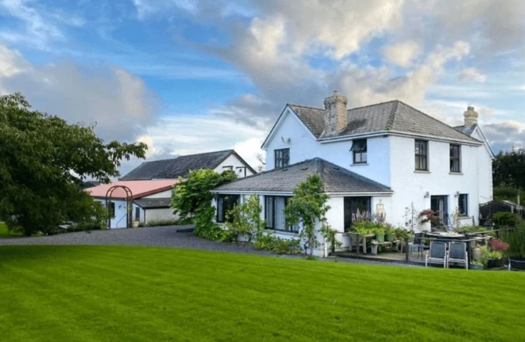 Property photo 2 of 53