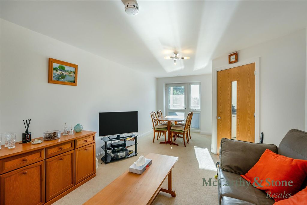 Property photo 2 of 21 8703237-Interior05.Jpg