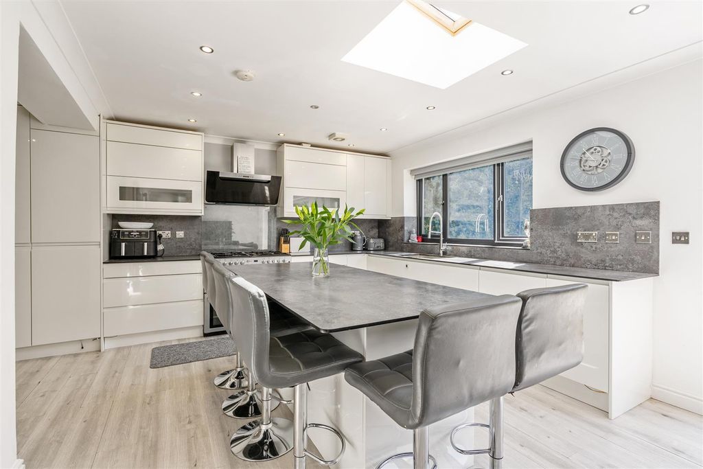 Property photo 2 of 16 7 Lansdale Avenue_8.Jpg