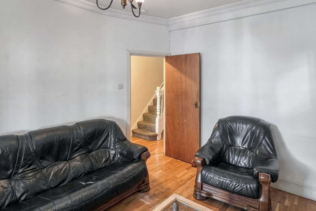 Property photo 3 of 20 19 Ramsey Road, Acton, London W3 8Az