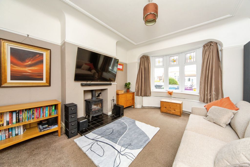 Property photo 3 of 15 Lounge