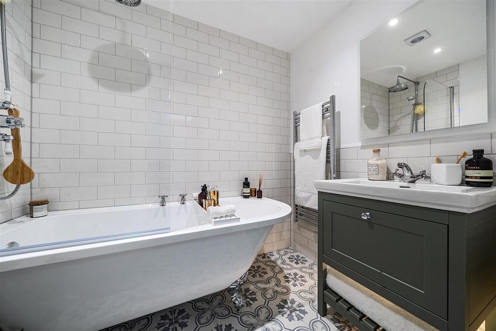 Property photo 2 of 23 Bathroom
