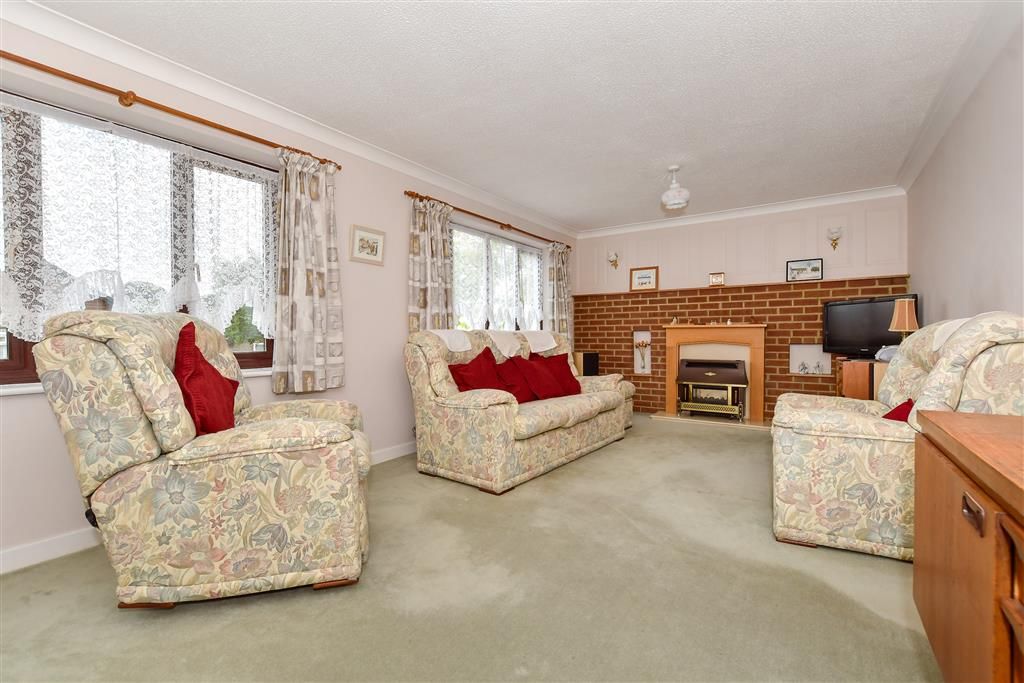 Property photo 3 of 11 Lounge