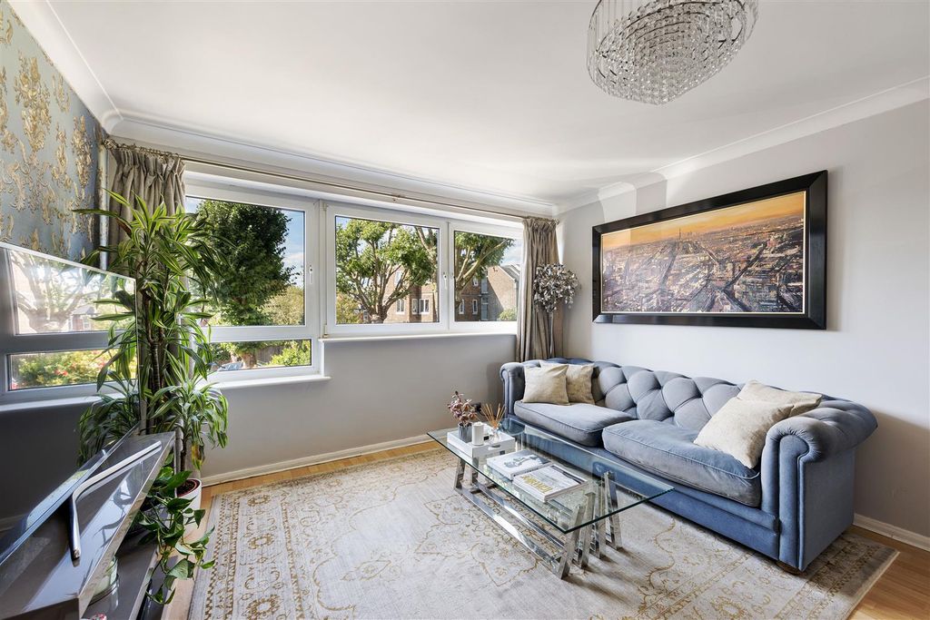 Property photo 2 of 27 Castle Avenue E4