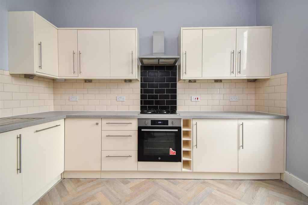 Property photo 3 of 14 Kitchen