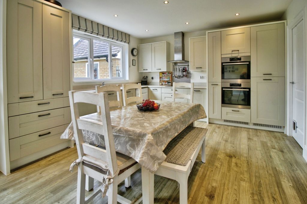 Property photo 2 of 18 A1Cfcf32-11Aw20