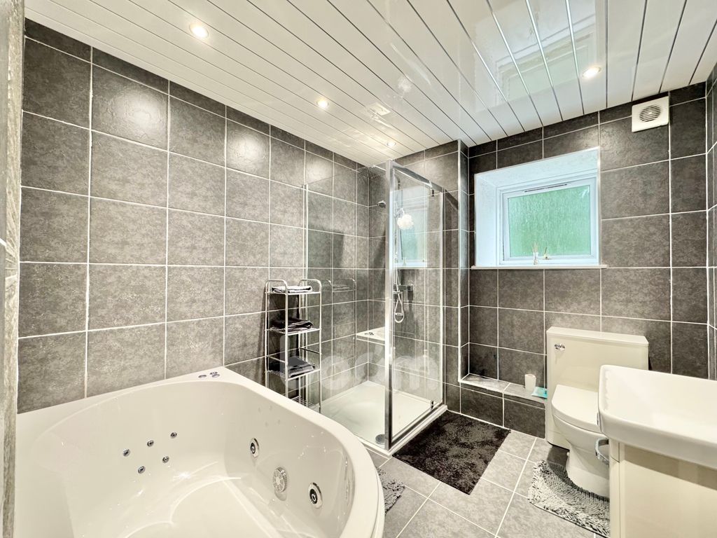 Property photo 3 of 21 Head Street, Beith Bathroom Pic
