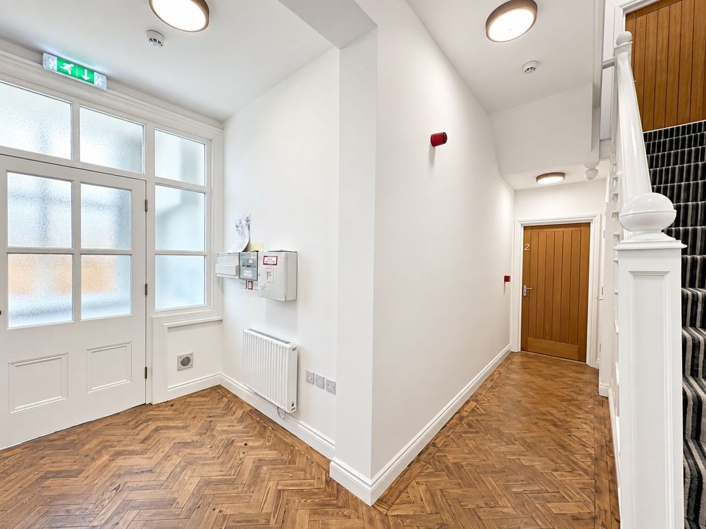 Property photo 2 of 32