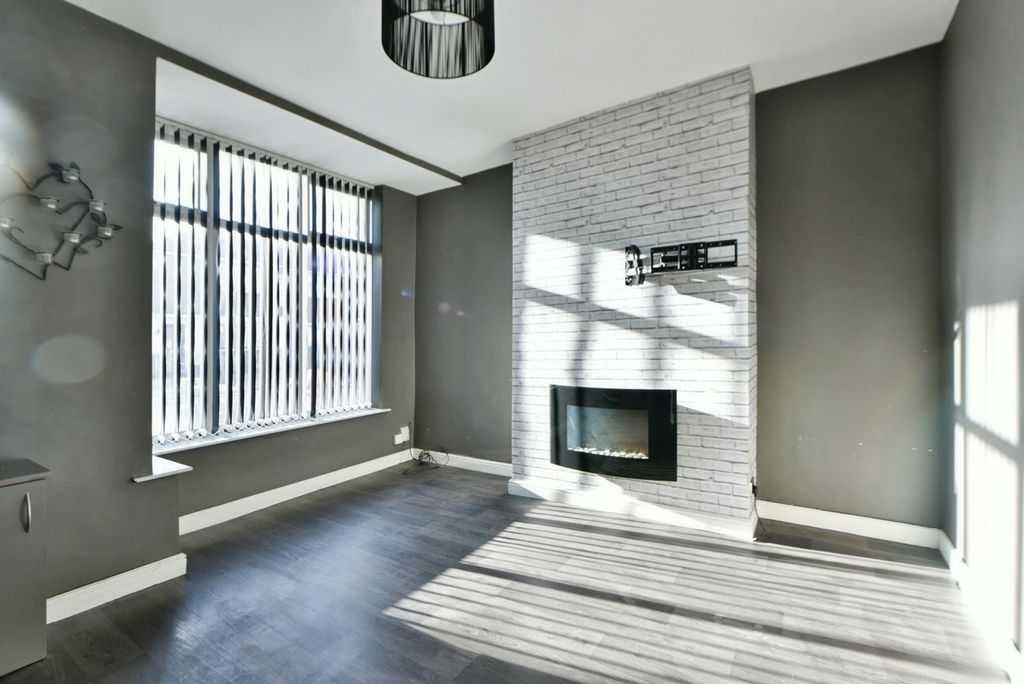 Property photo 2 of 16 Lounge